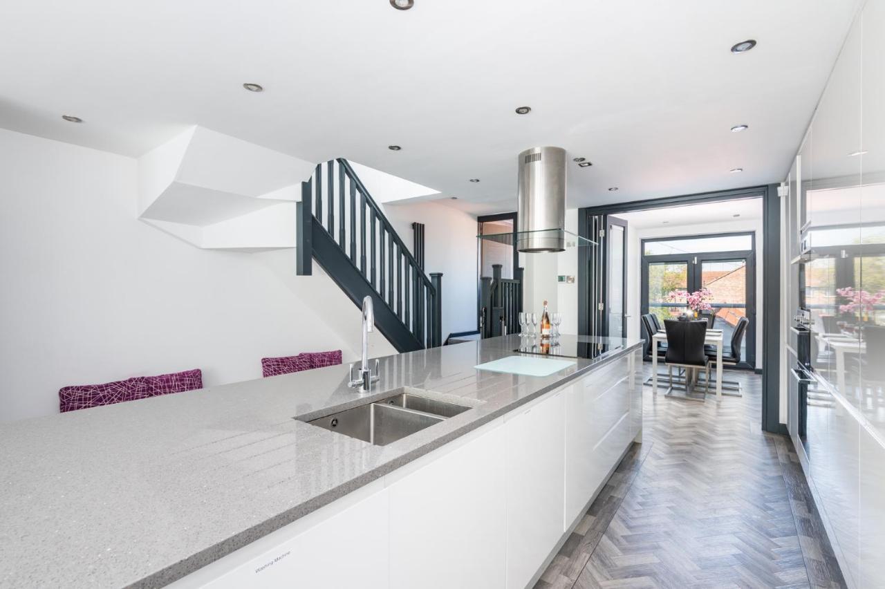 Modern Duplex Apt With 75 Inch Tv I Pass The Keys York Exterior foto