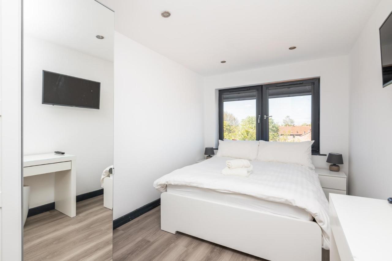 Modern Duplex Apt With 75 Inch Tv I Pass The Keys York Exterior foto